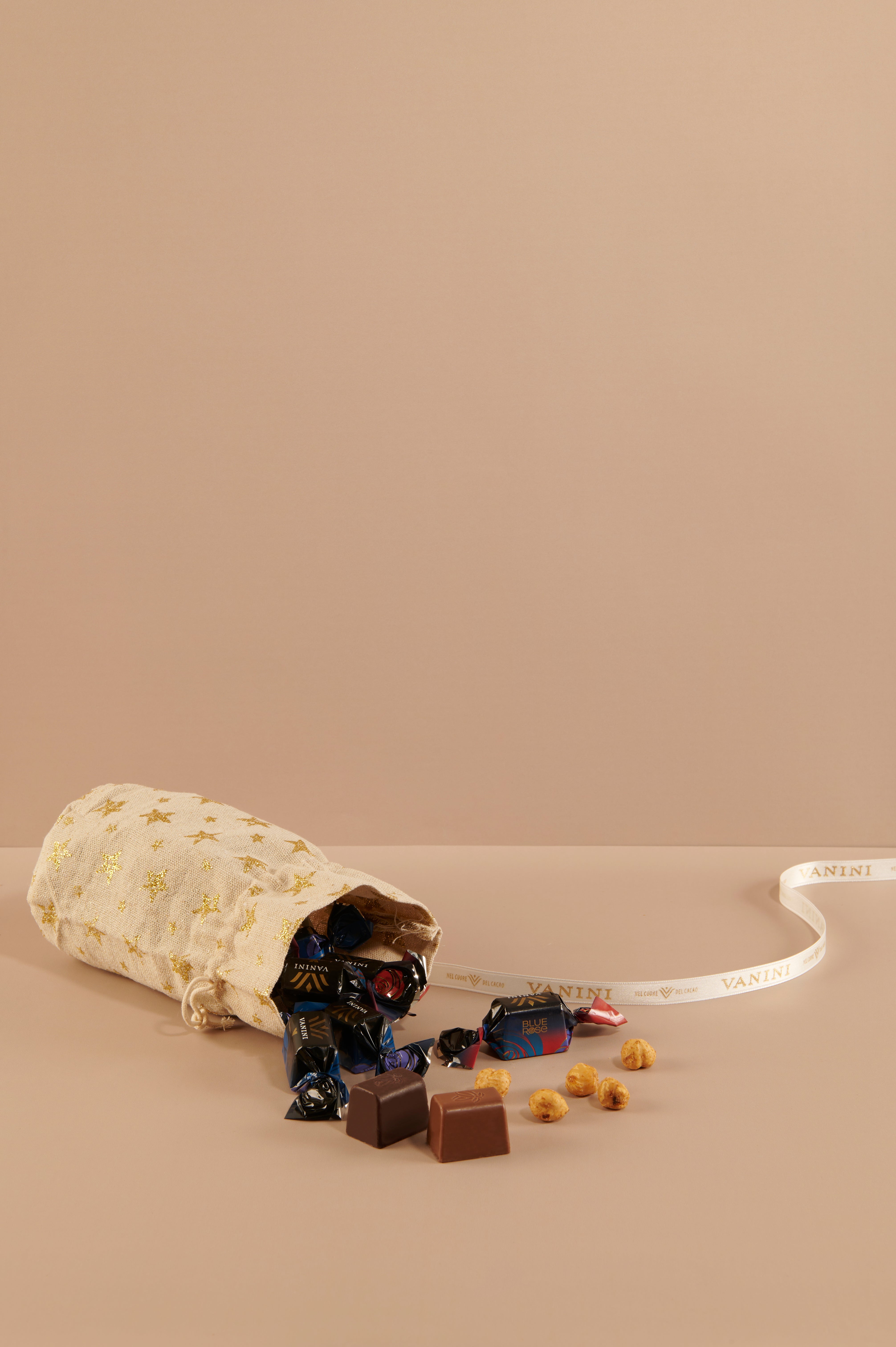 vanini-blue-rose-bag-stelline-praline-latte-e-fondente-in-juta image 3