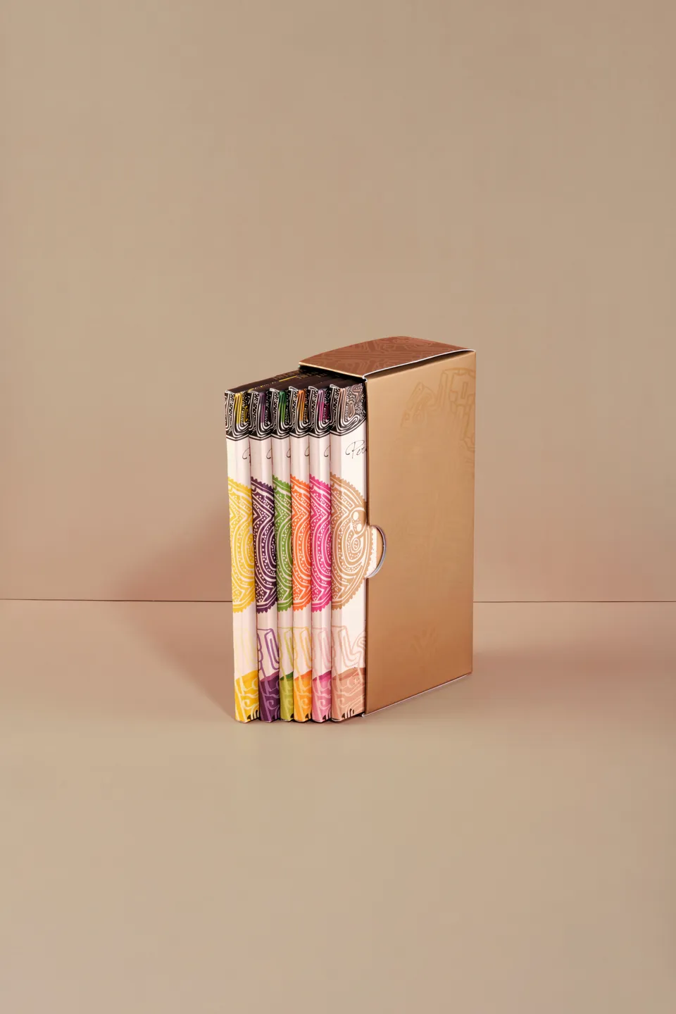vanini-library-per-box-6-tavolette-fondenti-62-82-con-inclusioni image 1