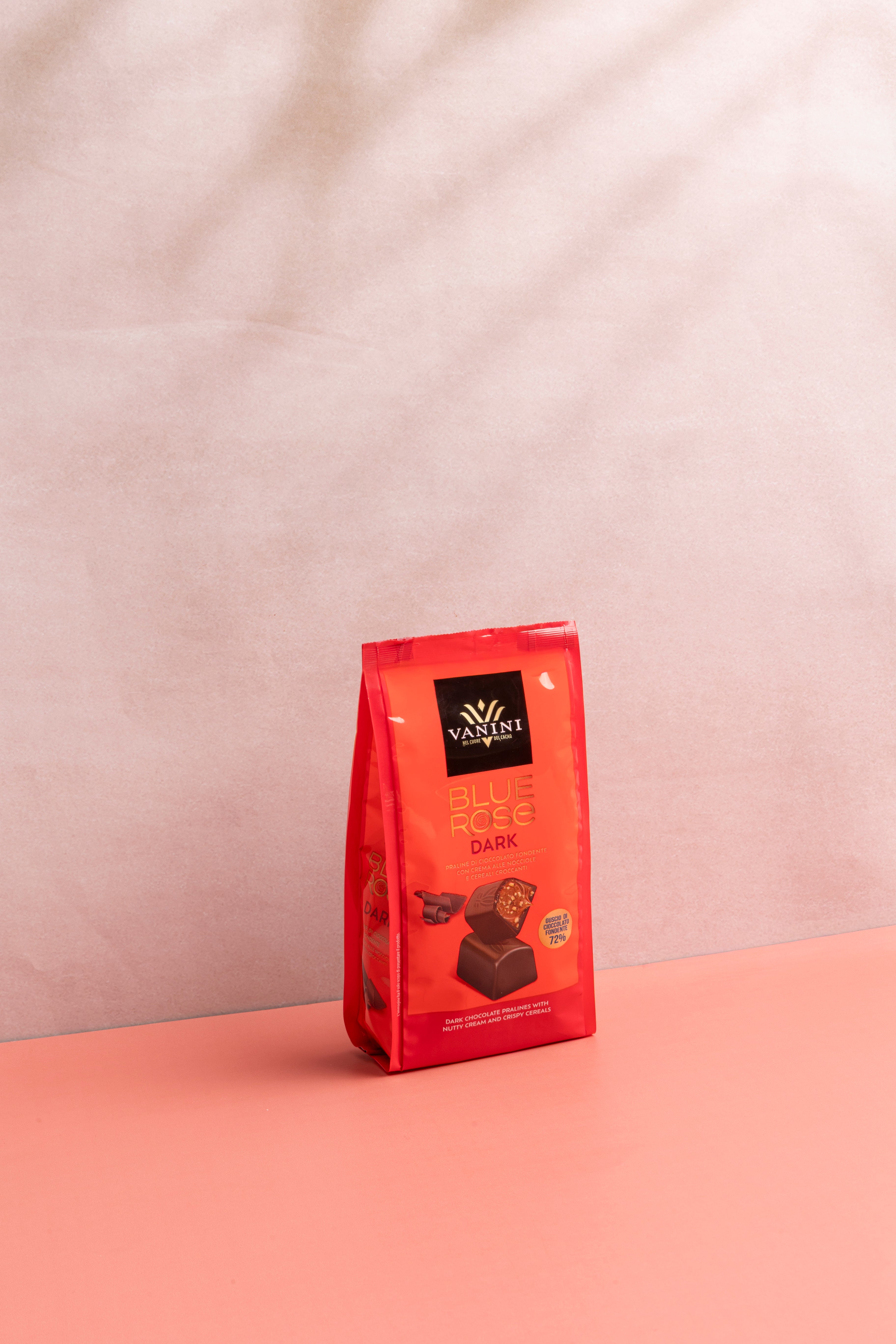 vanini-blue-rose-dark-praline-fondente-72-con-nocciole-e-cereali image 2