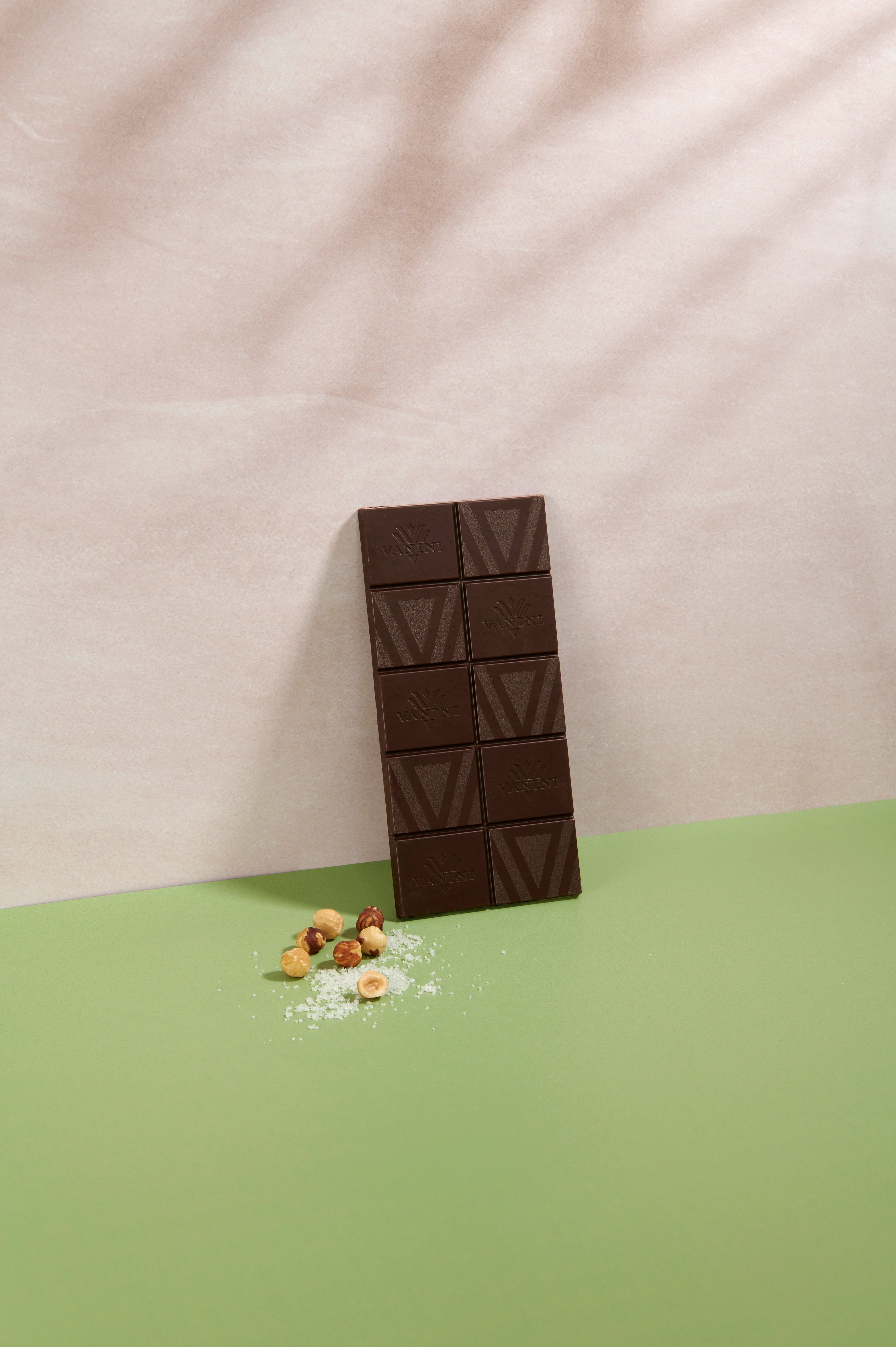 vanini-per-fondente-62-nocciole-caramello-e-sale-tavoletta image 4