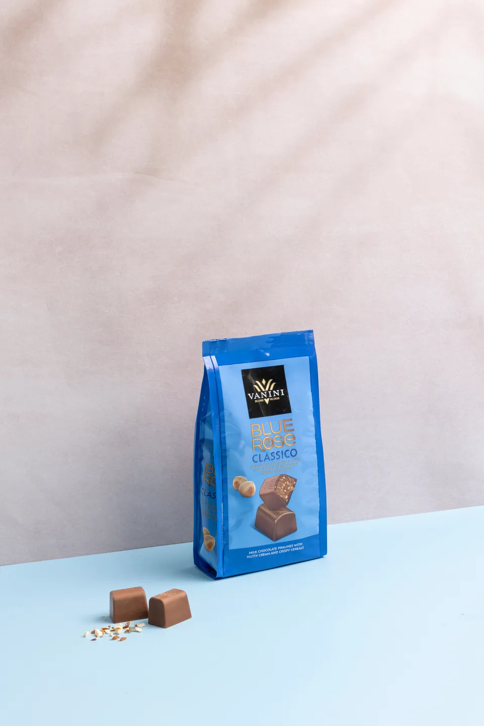 vanini-blue-rose-classic-praline-cioccolato-al-latte-e-crema-nocciole image 1