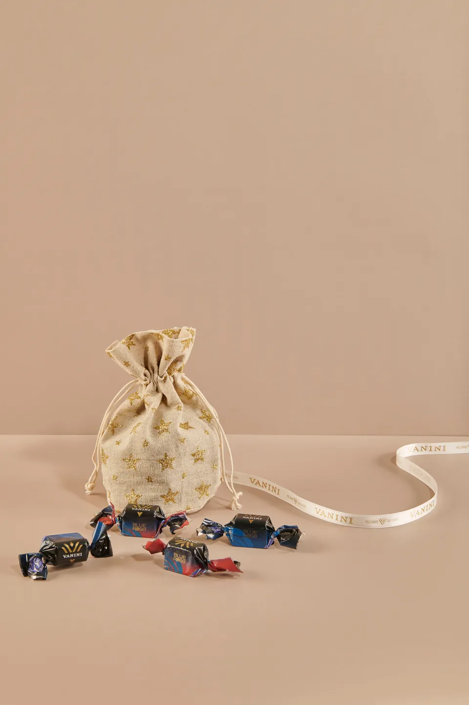 vanini-blue-rose-bag-stelline-praline-latte-e-fondente-in-juta image 1
