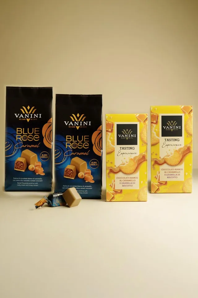 vanini-degustazione-caramello-tavoletta-bianco-caramello-e-pralina-blue-rose-car image 1