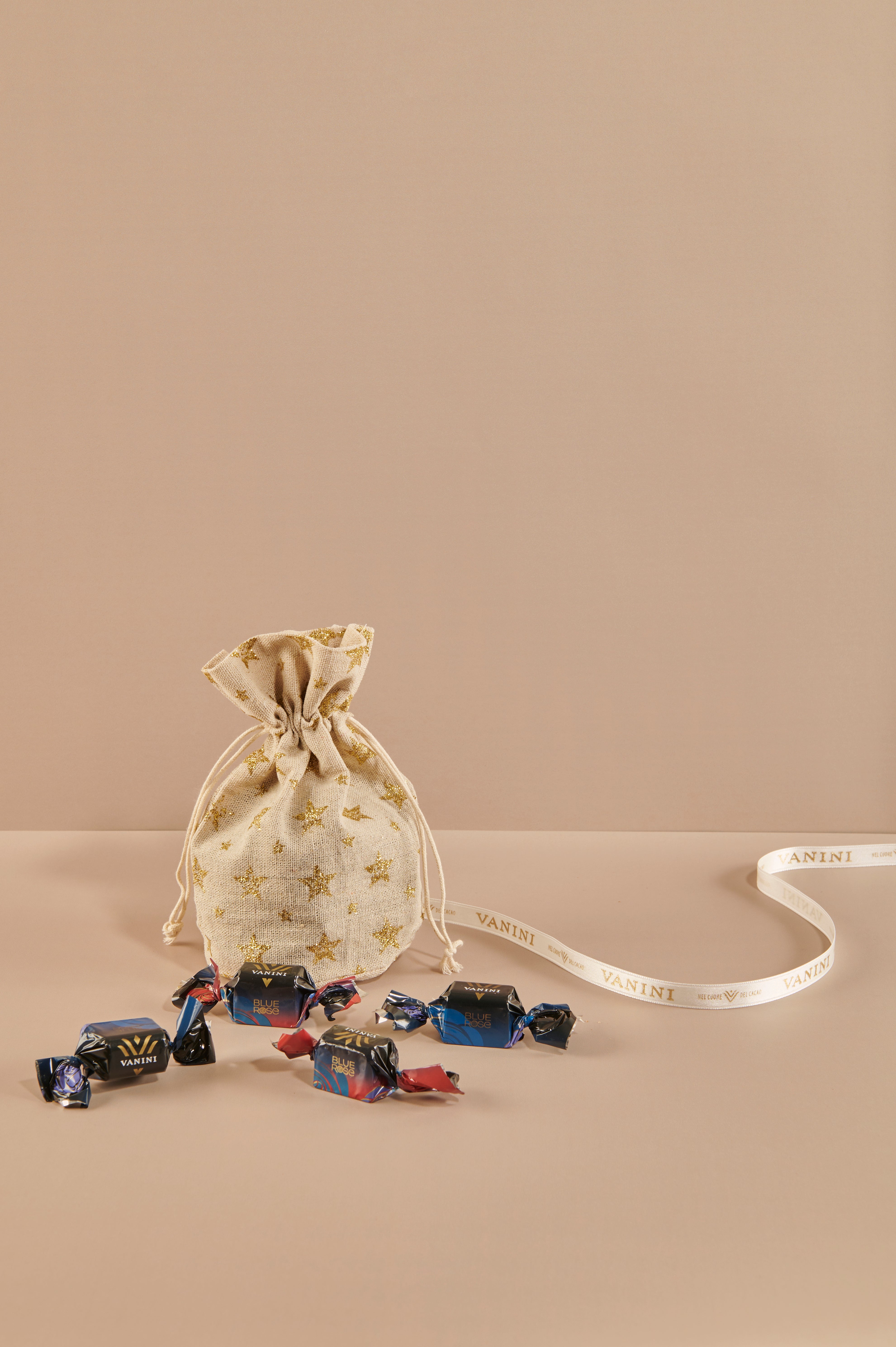 vanini-blue-rose-bag-stelline-praline-latte-e-fondente-in-juta image 1
