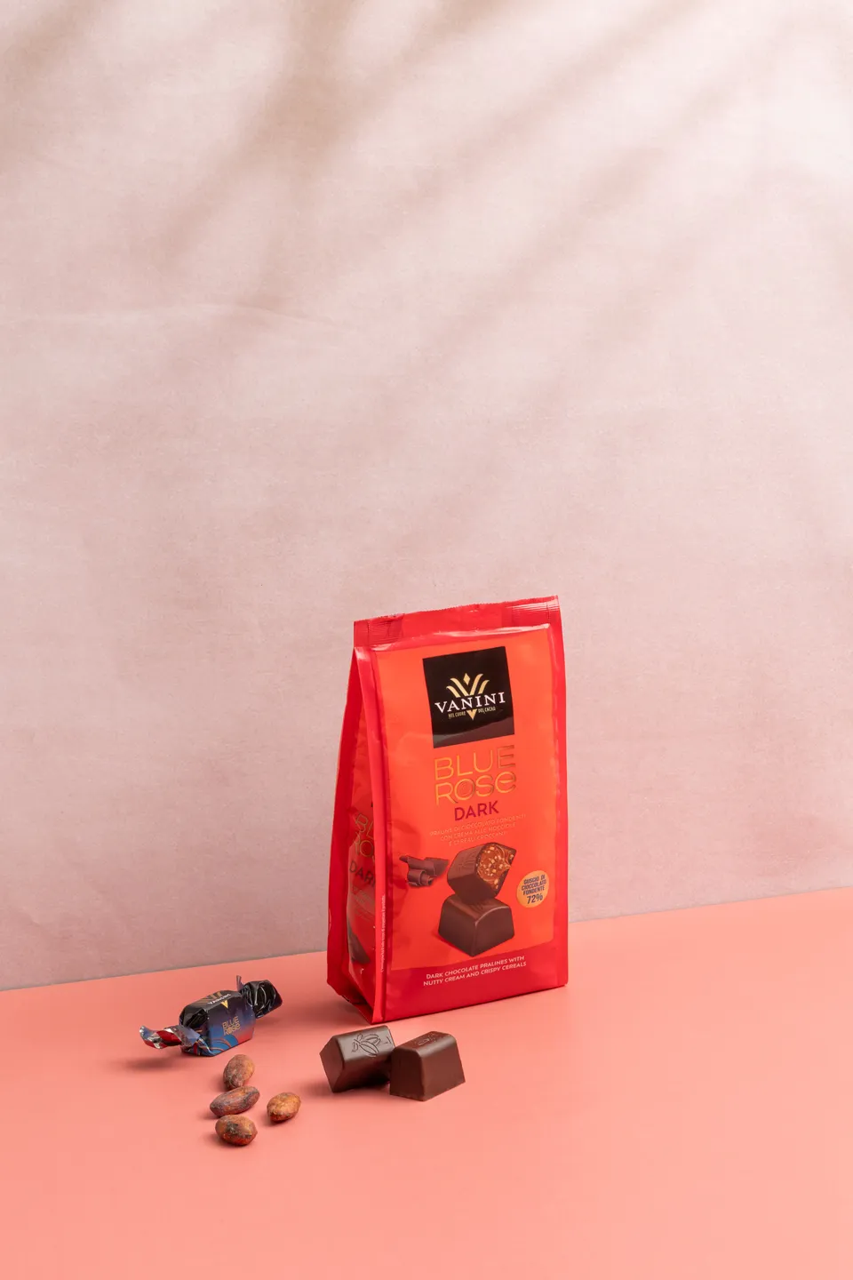 vanini-blue-rose-dark-praline-fondente-72-con-nocciole-e-cereali image 1
