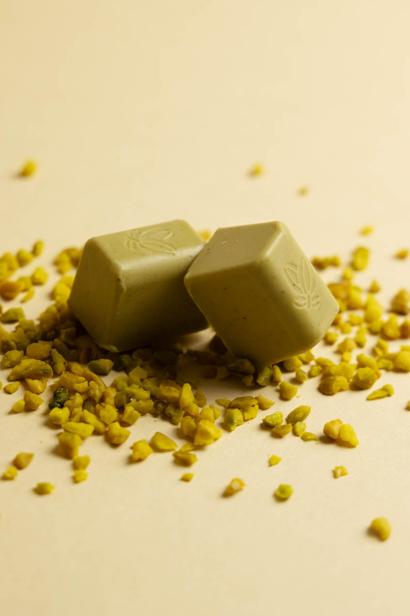 vanini-blue-rose-pistacchio-praline-cioccolato-bianco-e-ganache-nocciole image 3