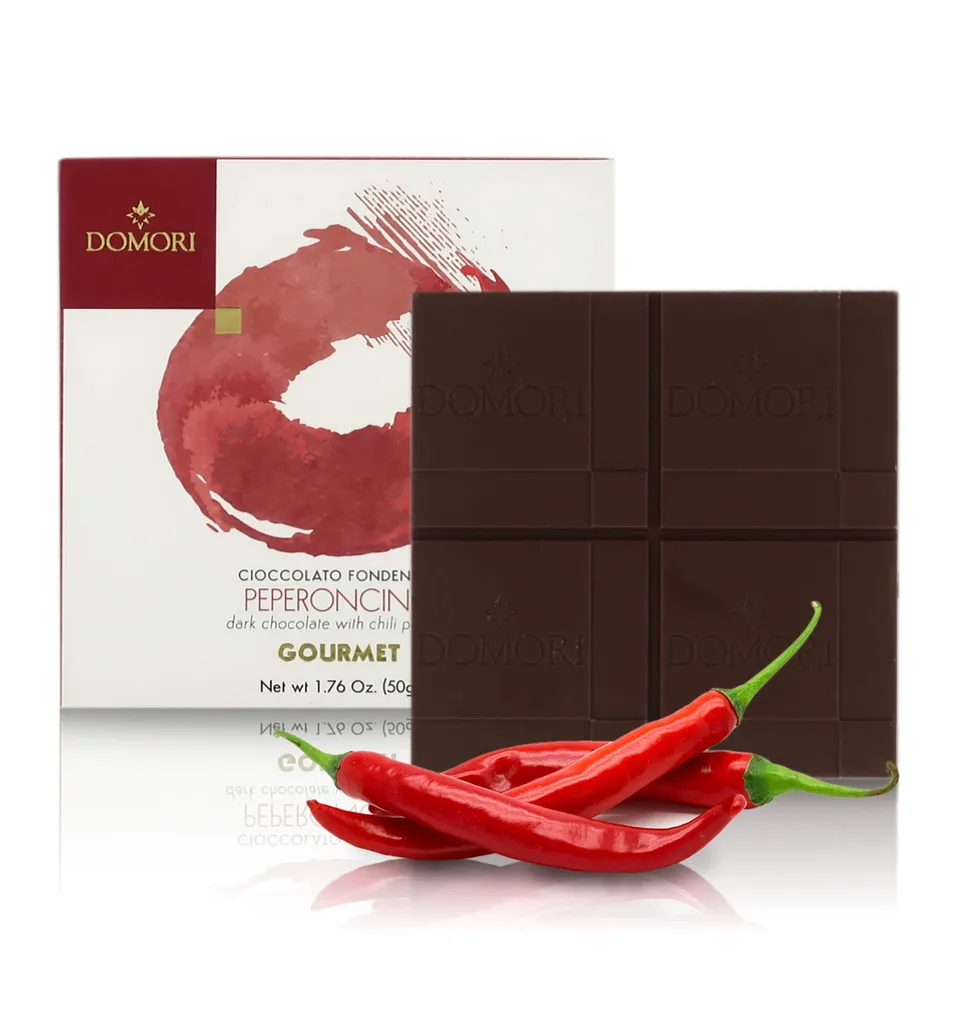 domori-linea-gourmet-tavoletta-cioccolato-fondente-con-peperoncino-12x50g image 1